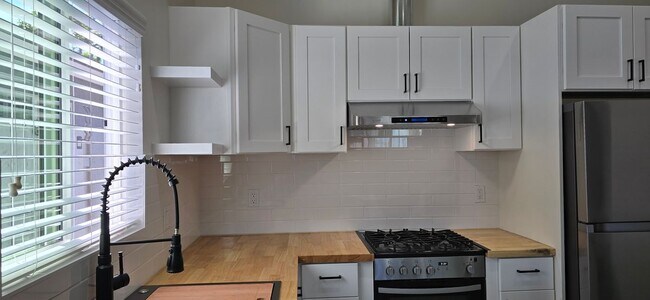 Foto del edificio - 4916 1/2 W 137th Pl