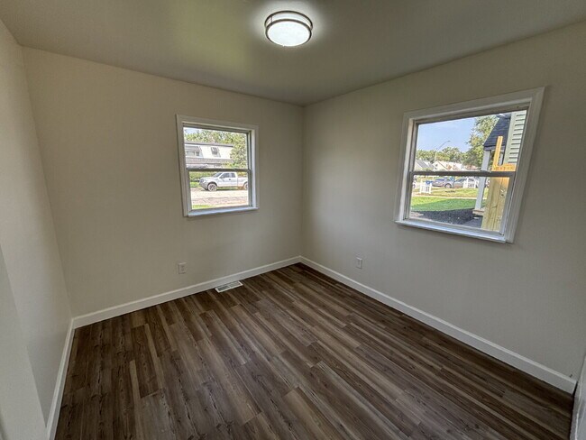 Foto del edificio - "Spacious 5-Bed Oasis with 2 Baths in Gary...