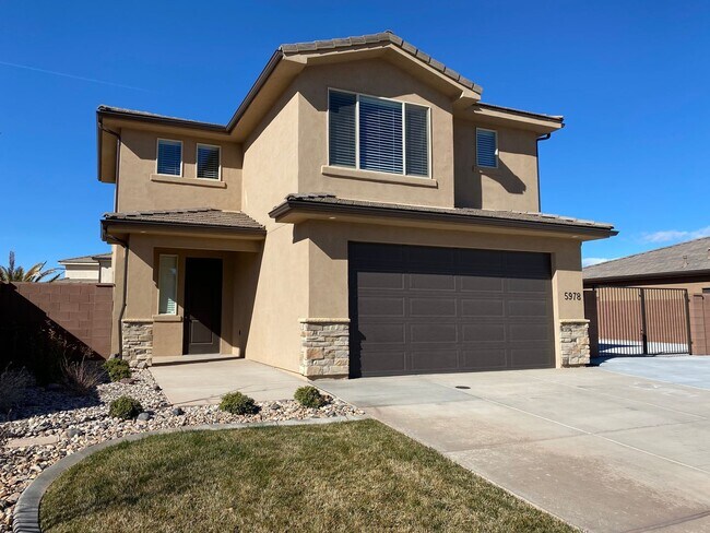 Foto del edificio - Gorgeous Home with HUGE backyard and play-set.