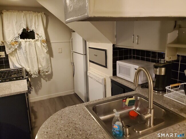 Foto del edificio - 24-26-26 Judson Ave