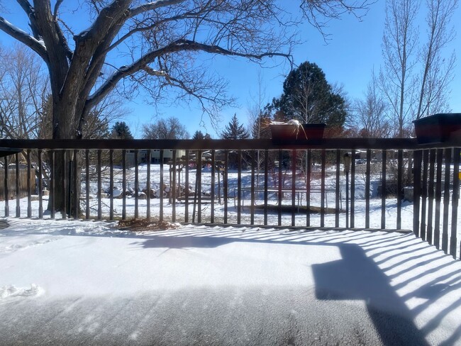 Foto del edificio - Great corner lot home backing up to open s...