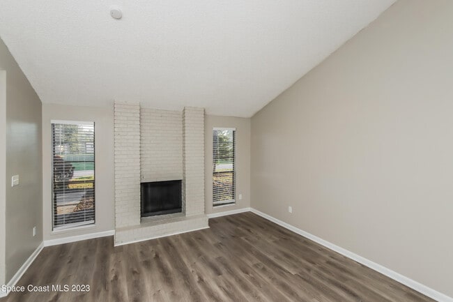 Foto del edificio - 977 Beacon St NW