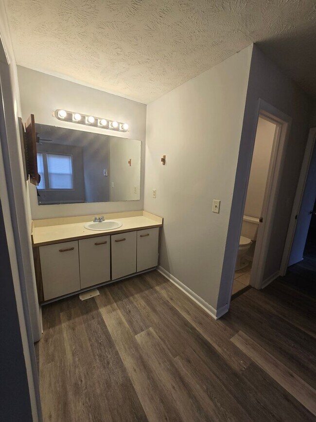 Foto del edificio - 6809 Willowbrook Dr