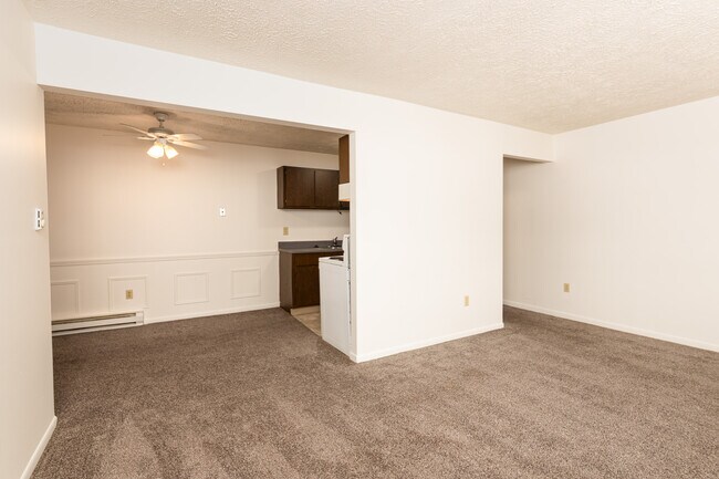 Vista del comedor/cocina desde la sala de estar. - Blue Spruce Apartments