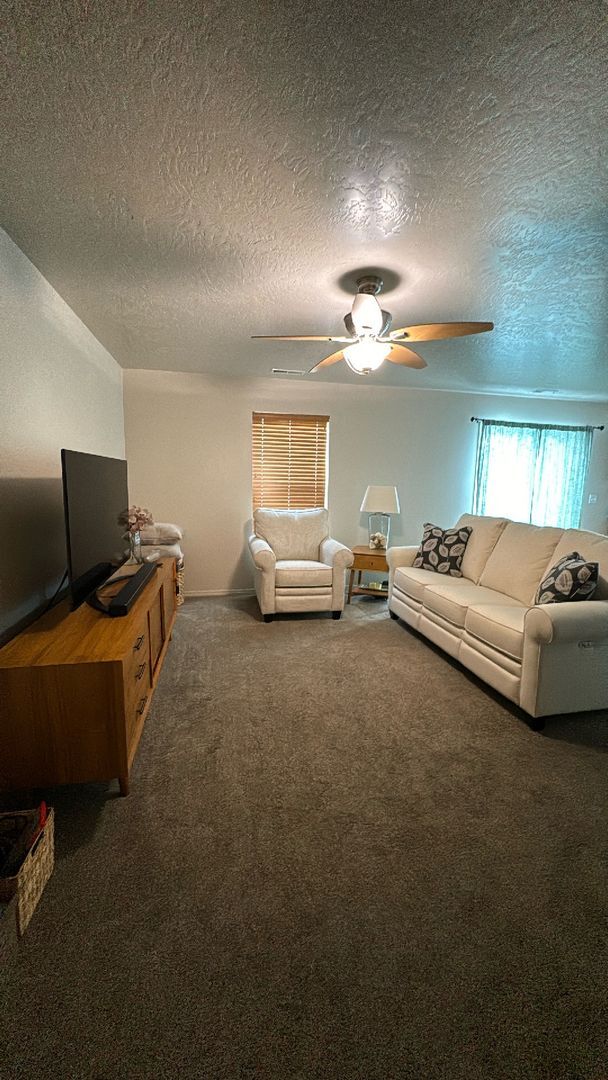 Building Photo - Cedar Creek Spacious Living: 3 Bed with Lo...