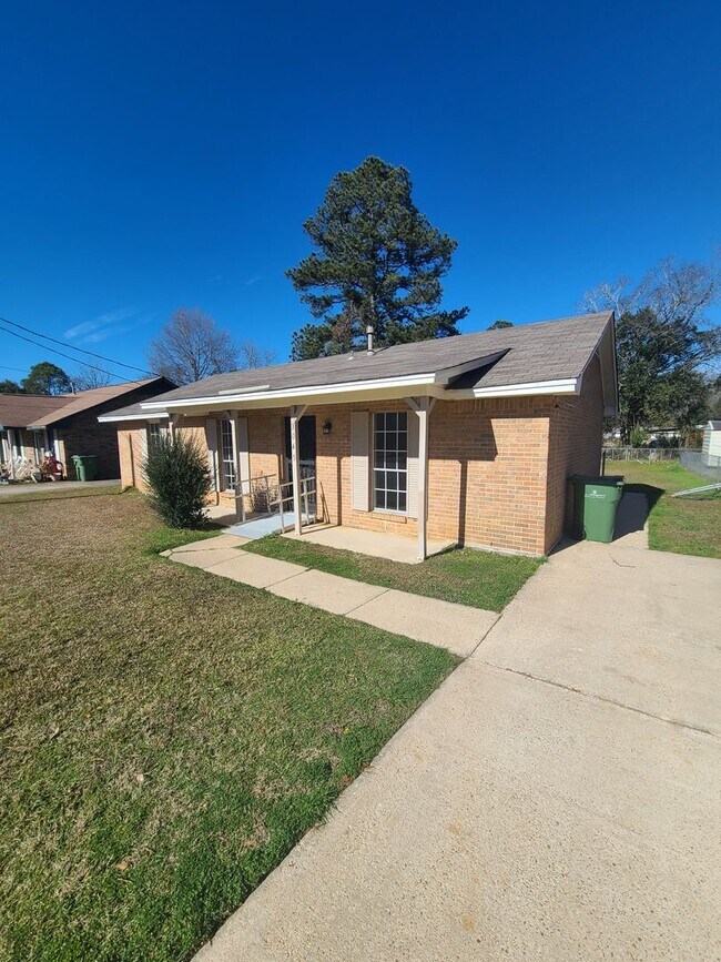 Building Photo - Home for Rent in Montgomery!!! Available f...
