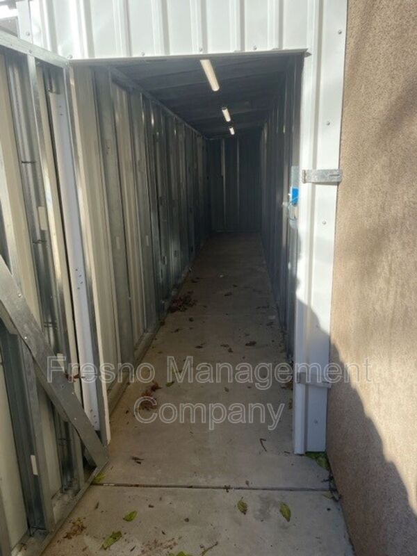 Building Photo - 6168 N Stockdale Dr