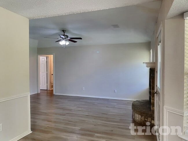 Building Photo - 615 Sherman Dr