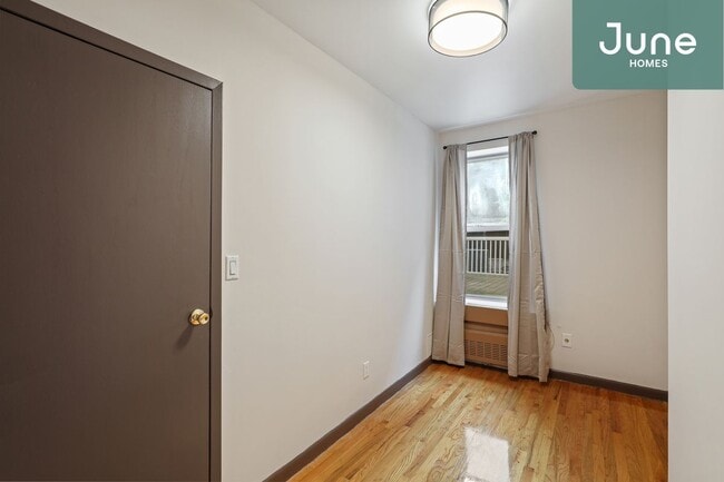 Building Photo - Twin room in 3-bed/1.0-bath Home