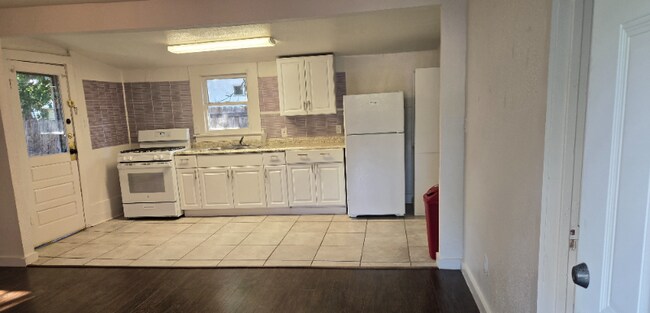 Building Photo - 215 Margil St