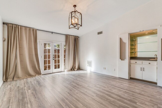 Building Photo - ALAMO HEIGHTS CONDO