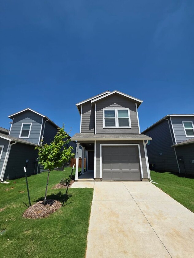 Foto principal - NEWLY BUILT 3 bedroom 2.5 Bath *1.5 MONTHS...