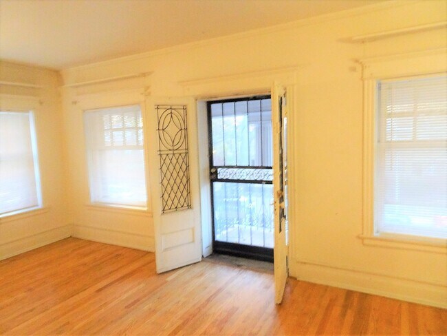 Building Photo - 4836 S Dorchester Ave