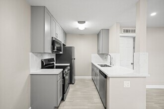 Building Photo - 2201 Fountain View Dr