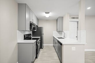 Building Photo - 2201 Fountain View Dr
