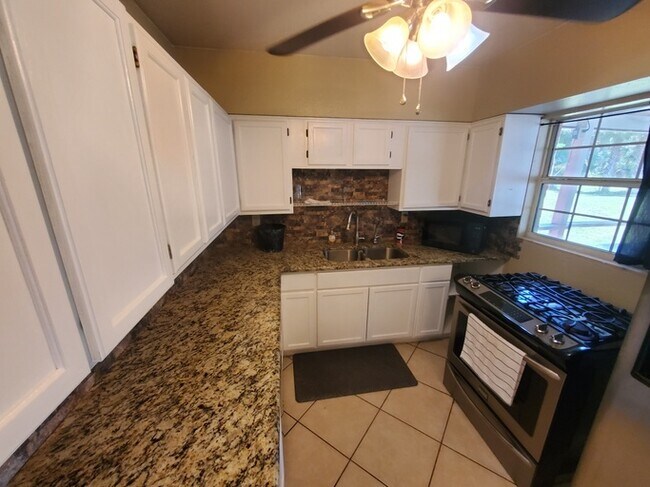 Foto del edificio - 2118 E Gardenia Cir
