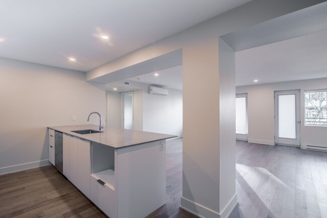 Building Photo - 37 Roosevelt Ave