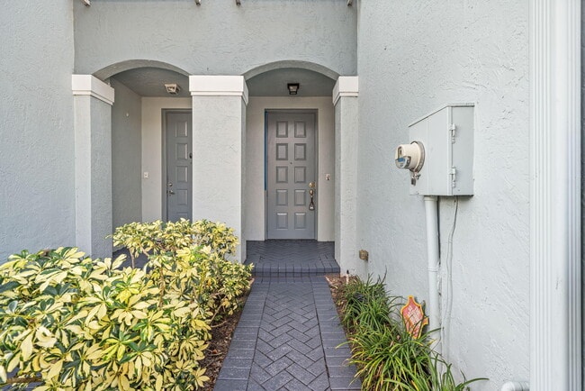 Building Photo - 1927 Alamanda Way