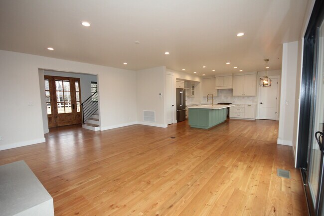 Building Photo - 1023 Creekview Dr