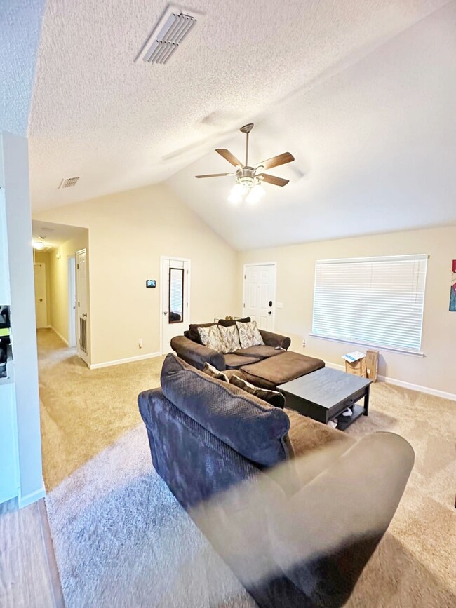 Building Photo - 1526 Woodcrest Cir