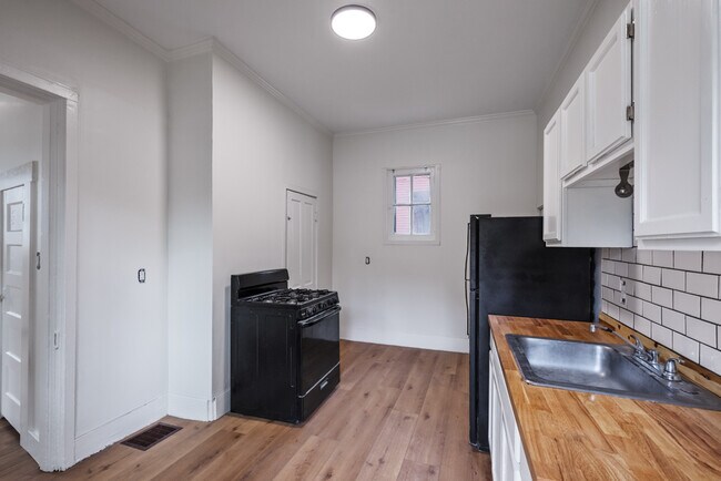 Foto del edificio - 332 E 9th St