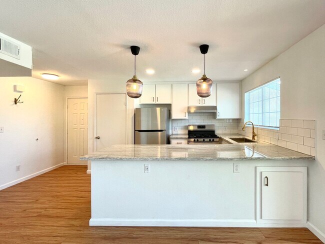 Foto del edificio - Stunning and Newly Remodeled Apartment Home