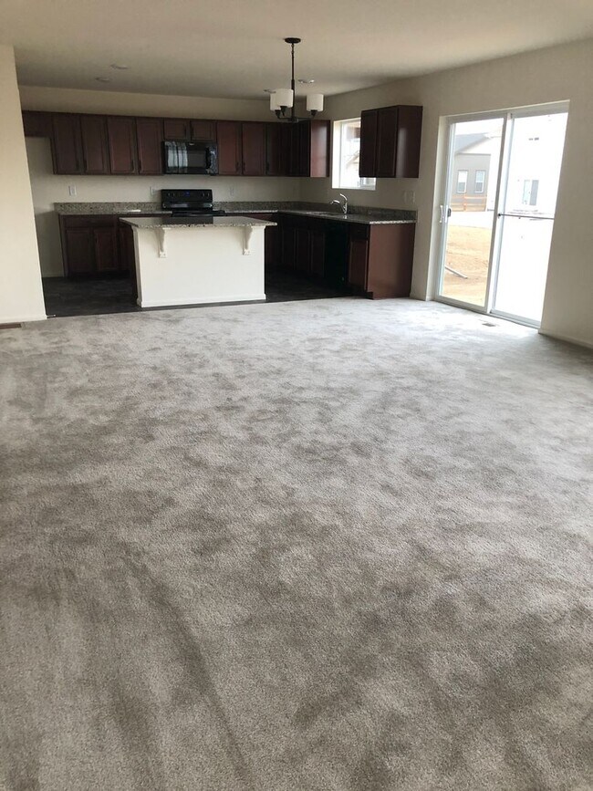 Building Photo - HUGE 3BR Home Built in 2020 with Office, Loft & Mountain Views