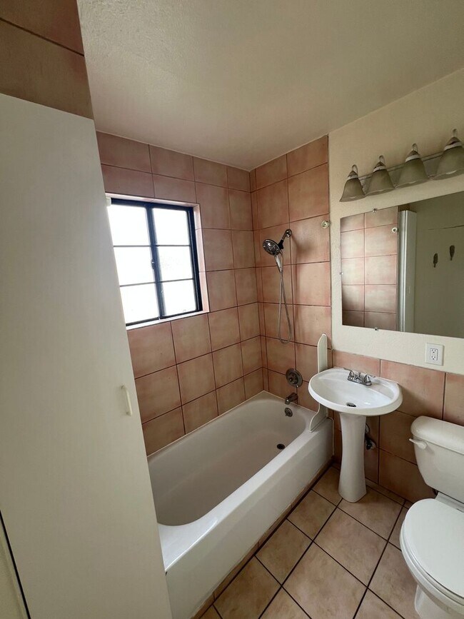 Foto del edificio - Charming 1x1 in Historic Old Town! Beautiful Original Hardwood Floors + Prime Location