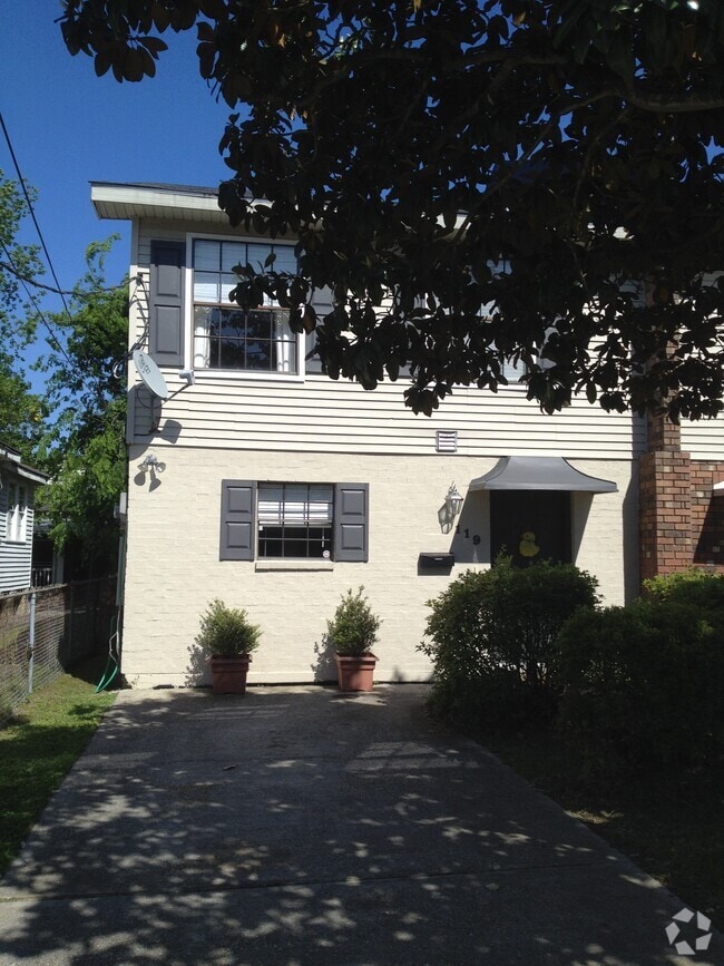 Building Photo - 119 Papworth Ave