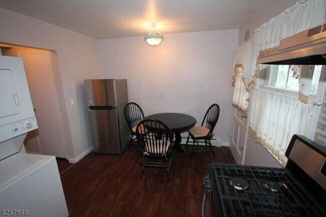 Building Photo - 205 Pitney Pl