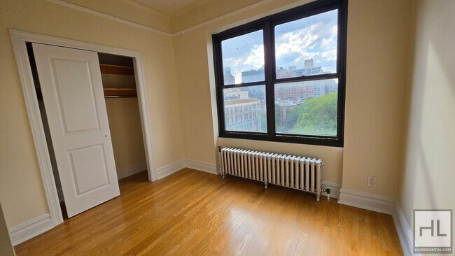 Foto del edificio - Sunlit 8th-Floor 1-Bed with Skyline Views in East Village