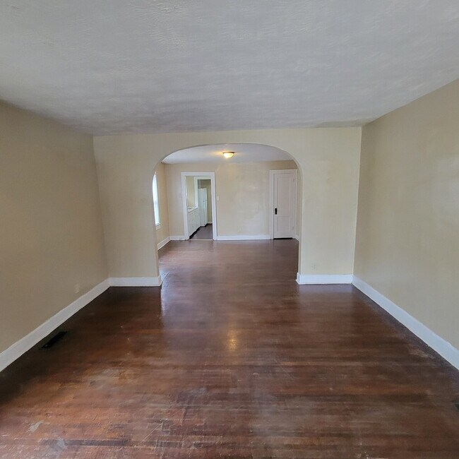Foto del edificio - Near East 3BR/1BA House ready to LEASE!