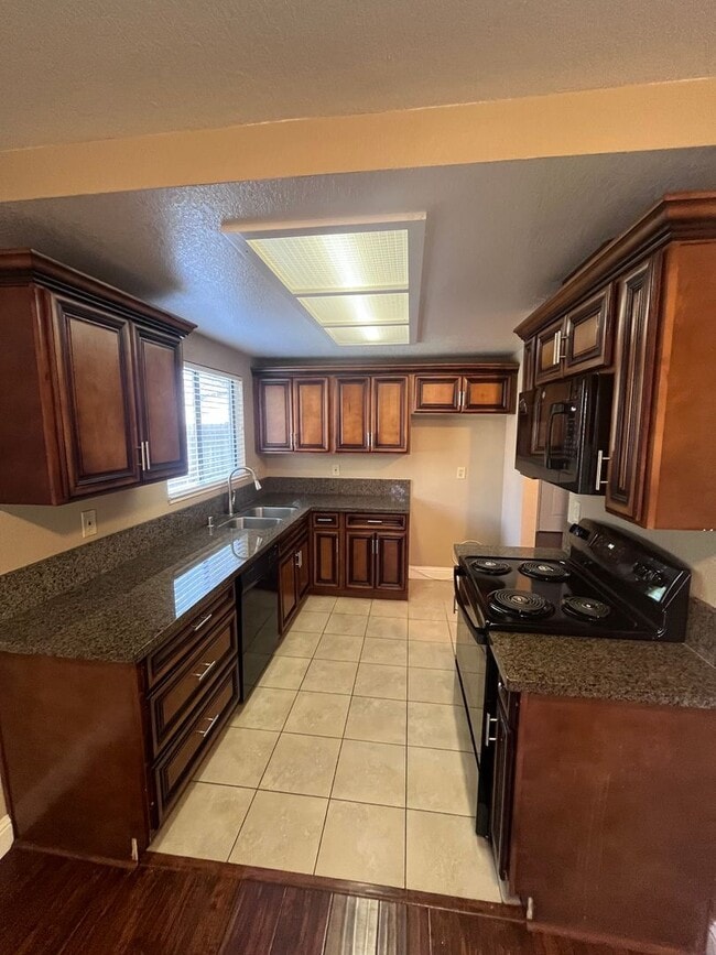 Building Photo - NICE SPACIOUS TWO-STORY DUPLEX IN NATOMAS!!