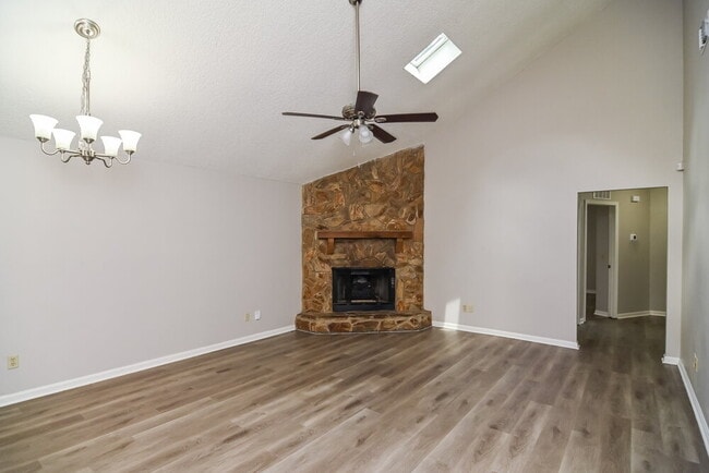 Building Photo - 1845 Alberta Ct N
