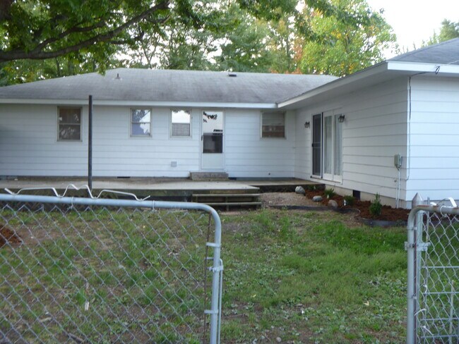 Building Photo - 309 E Lewis St