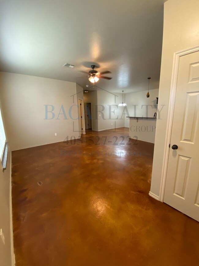 Building Photo - Move in Special!! 3br 2ba duplex with 2 ca...