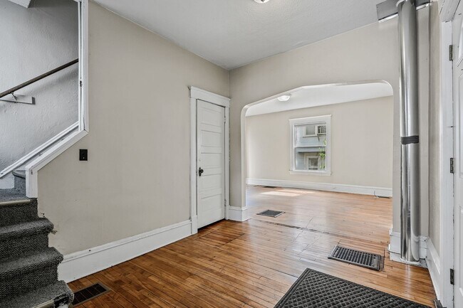 Building Photo - Great 5BD/1BA House Near U of M. Must See!...