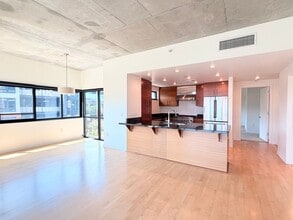 Building Photo - 1830 NW Riverscape St