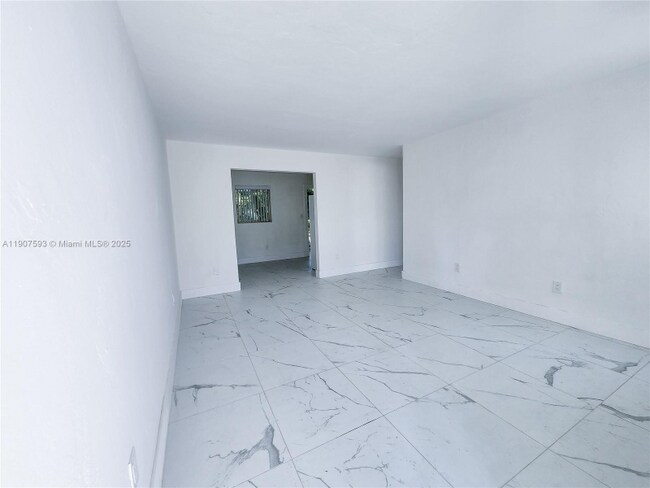 Foto del edificio - 2465 SW 27th St