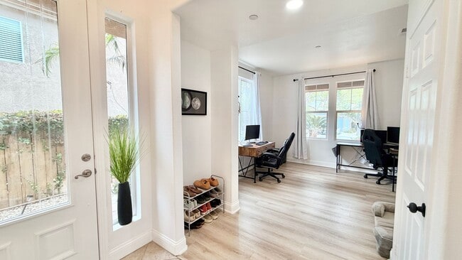 Building Photo - 563 Poets Square
