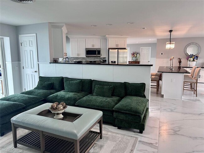 Foto del edificio - 12000 W Bayshore Dr
