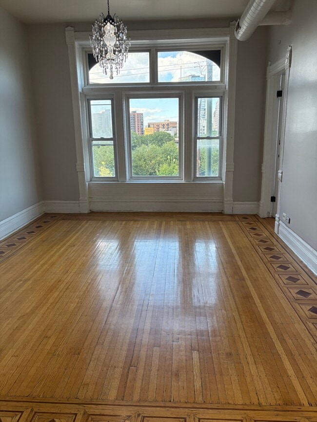 Foto del edificio - 1043 W Grand Ave