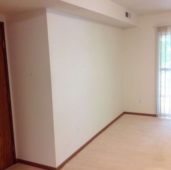 Building Photo - $975 | 2 Bedroom, 1 Bathroom Condo | Pet F...