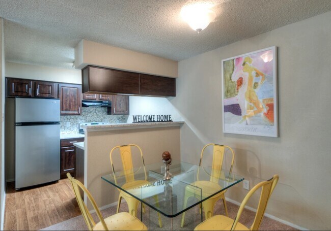 Foto del edificio - 8524 Burnet Rd