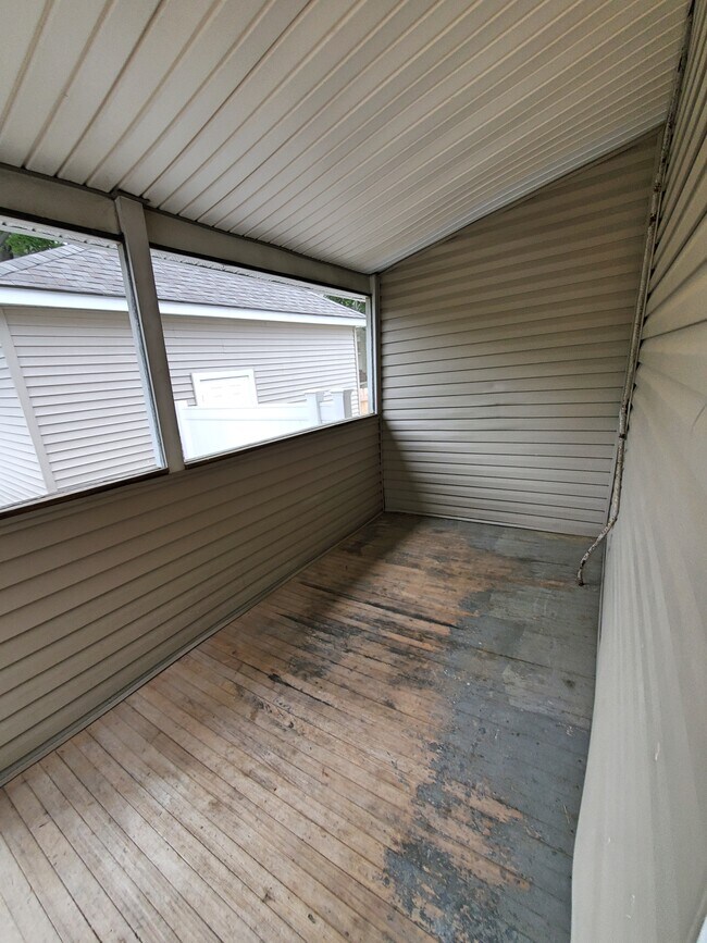 Porche - 142 E Maynard Ave