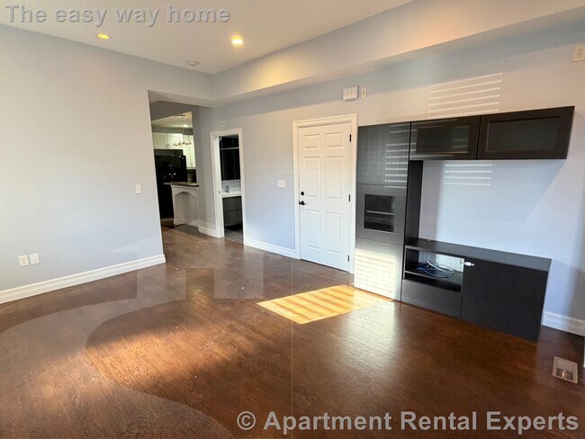 Building Photo - 8 Cross St E