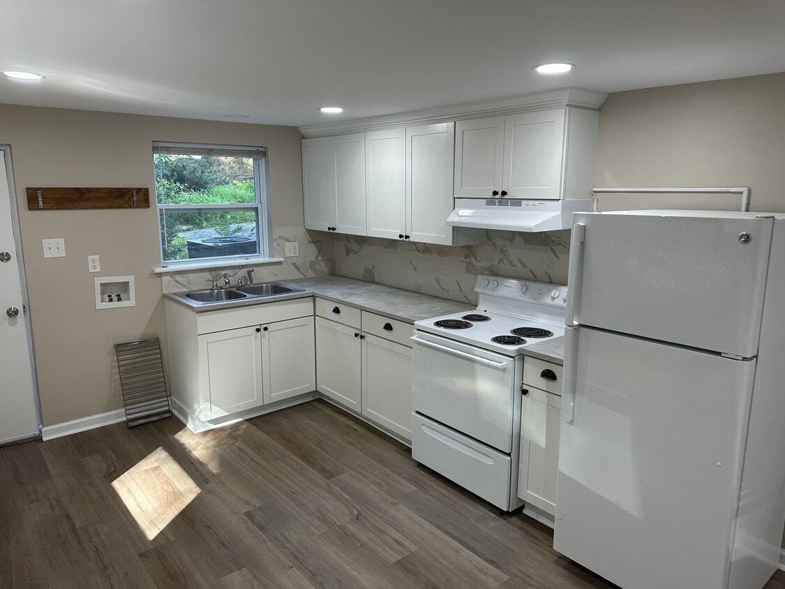Kitchen - 4103 N Center St