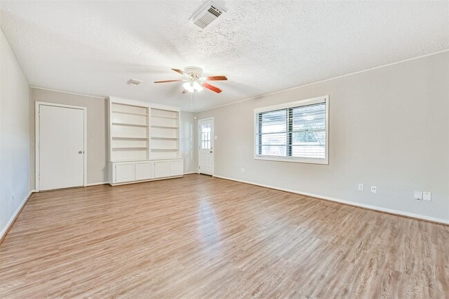 Building Photo - 1105 Velma St