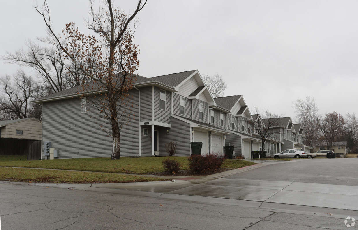 pioneer-adams-townhomes-2024-se-massachusetts-ave-topeka-ks