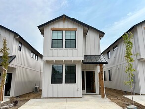 Building Photo - 9912 NE 46th Ct